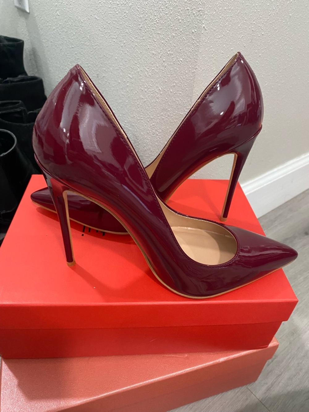 Women’s Pointed Patent High Heels in Burgundy